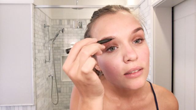 This Victoria’s Secret Angel Has a Genius Lip-Plumping Secret