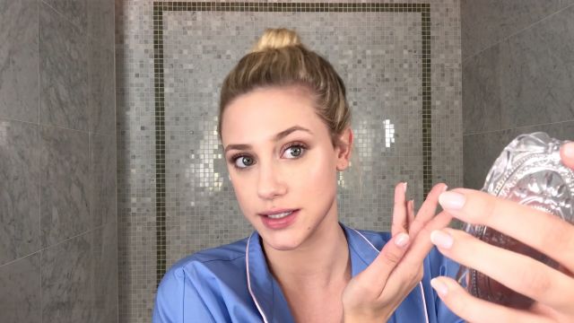 Watch Riverdale Star Lili Reinhart
s Guide to Fresh-Faced Makeup