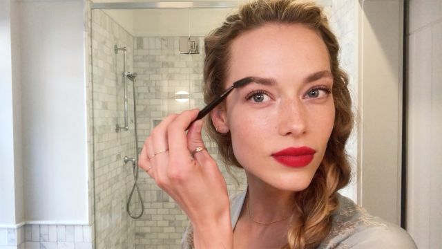 Watch Model Hannah Ferguson
s Guide to Her Magic Matte Red Lip