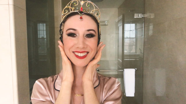 Watch Ballerina Isabella Boylston
s Dramatic Black Swan Makeup Transformation