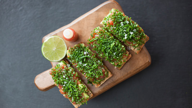 How to Make Spicy Tuna Tartare on Avocado Toast 