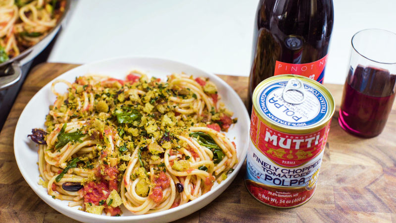 Spaghetti with Tomatoes, Arugula, Olives, and Pangrattato
