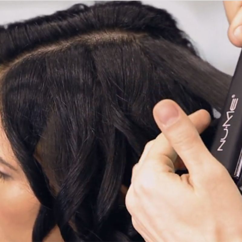 How to Curl Short Hair With a Straightener