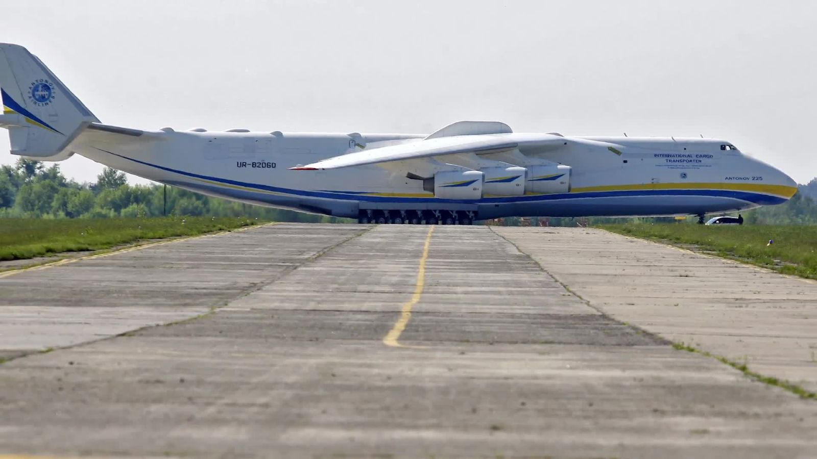 The Largest Plane in the World Stops Traffic in Australia