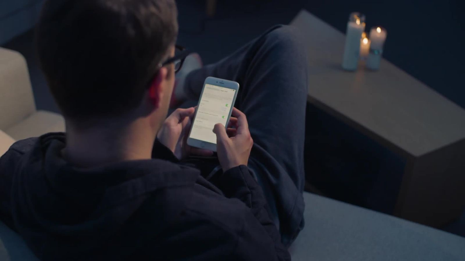 Does Your Phone's Blue Light Dimmer Really Work? Let's Ask Science