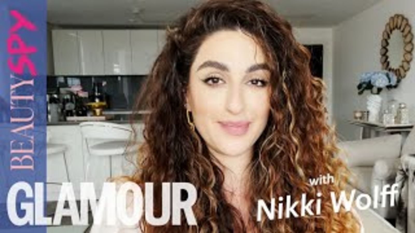 Nikki Wolff向我们展示了一只迷人的猫眼如何&揭示她的美丽秘密|魅力英国