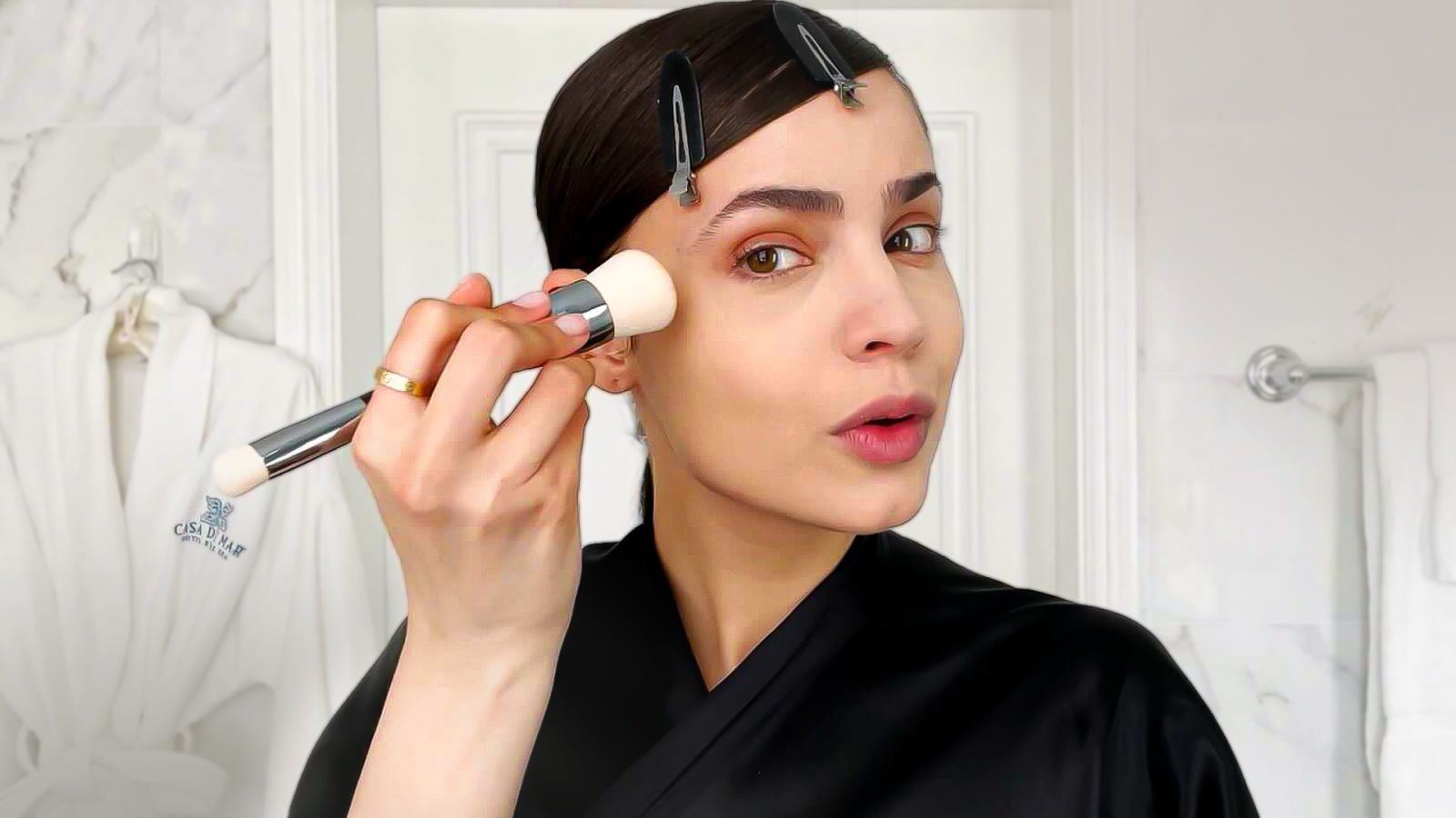 Sofia Carson logra un maquillaje al estilo de Audrey Hepburn
