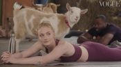 La star di Game of Thrones e Dark Phoenix, Sophie Turner, ha fatto yoga con le capre