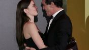 El emotivo abrazo de Stella del Carmen a su padre en la fiesta VF