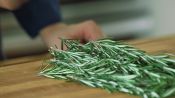 Cómo picar hierbas aromáticas como un cocinero profesional