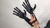Guarda la protesi a due mani Augmented Human in azione