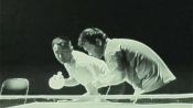 Guarda Bruce Lee che gioca a ping pong con il nunchaku