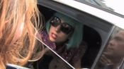 Lady Gaga sorpende con el pelo azul