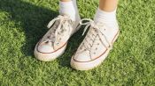 7 lookazos que puedes hacerte con unas zapatillas deportivas blancas