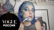 Художник Полина Коробова показывает, как создать креативный макияж с блестками