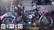 バイク整備士が、1974年製のハーレーダビッドソンを解体する 