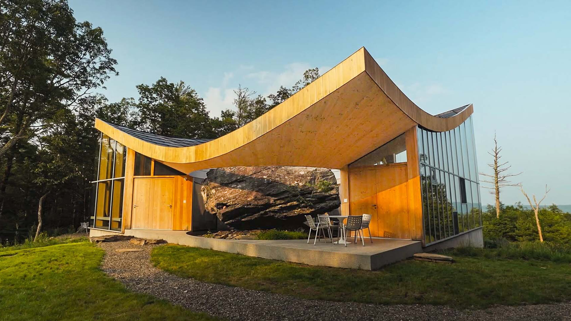 a-contemporary-redesign-for-this-1930s-house-in-toronto-contemporist
