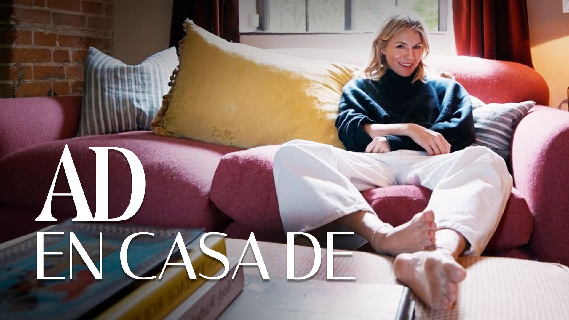 Watch Sienna Miller recorre su acogedor hogar en Buckinghamshire