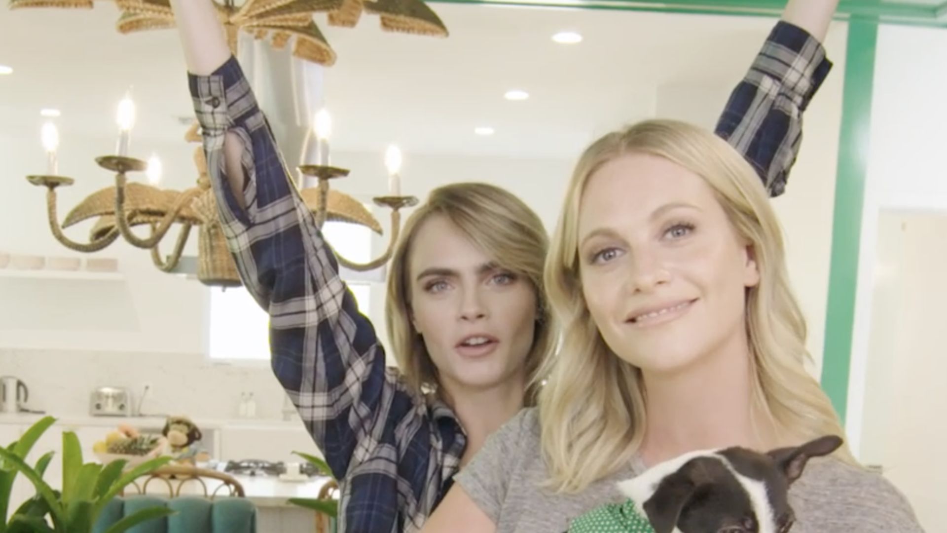Watch ANDAR POR CASA de las hermanas Cara y Poppy Delevingne | De