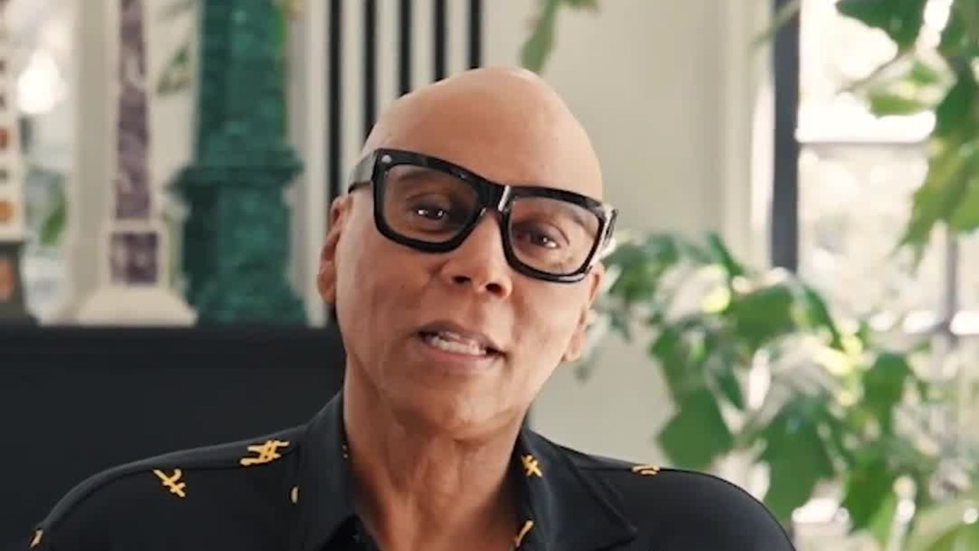 Watch La acogedora y luminosa sala de estar de RuPaul Architectural