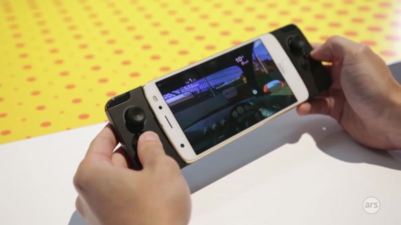 Moto GamePad adds a snap-on game controller to the Moto Z - CNET