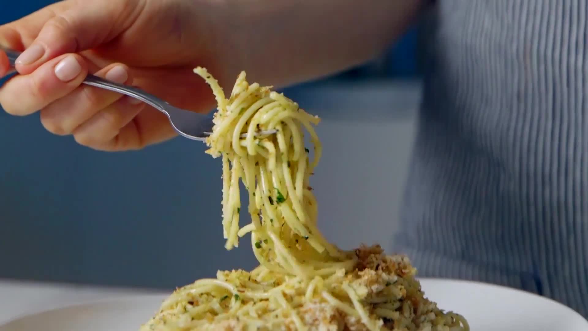Watch Pasta with 15Minute Garlic, Oil, and Anchovy Sauce Epicurious
