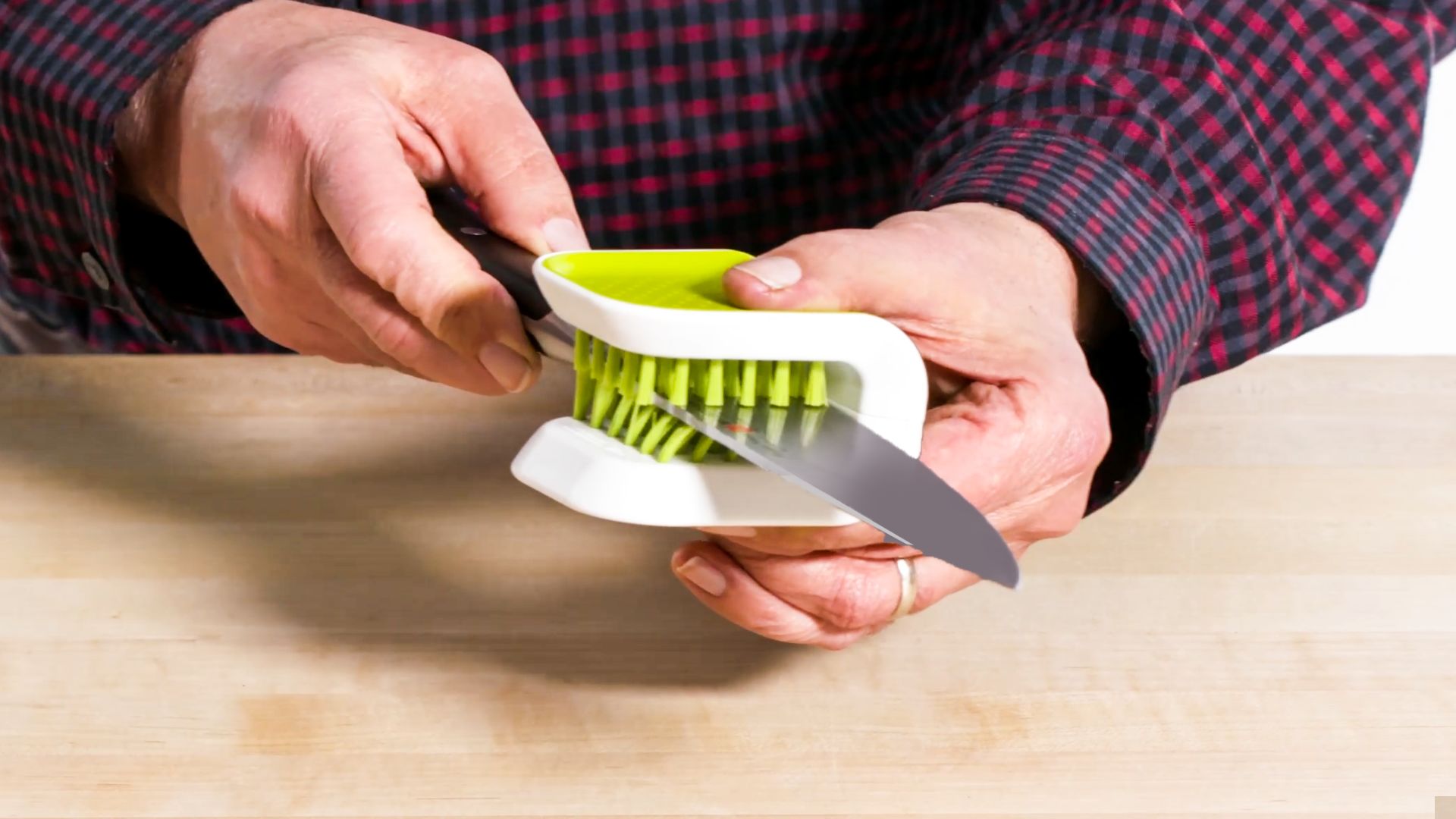 Watch 5 Cleaning Kitchen Gadgets Tested By Design Expert, Well Equipped