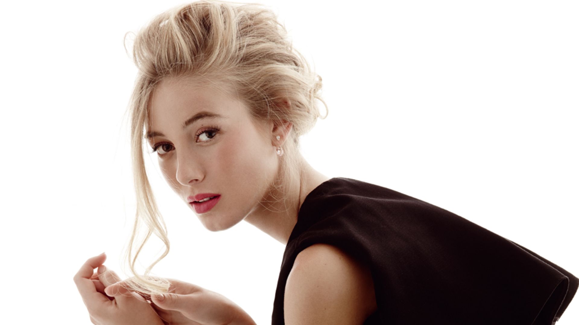 Watch Charlotte Vega, embajadora Glamour frente al cáncer de mama