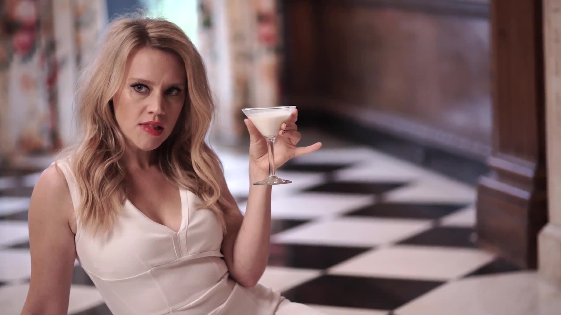 Watch Kate McKinnon Weighs in on the Best SNL Kisser GQ