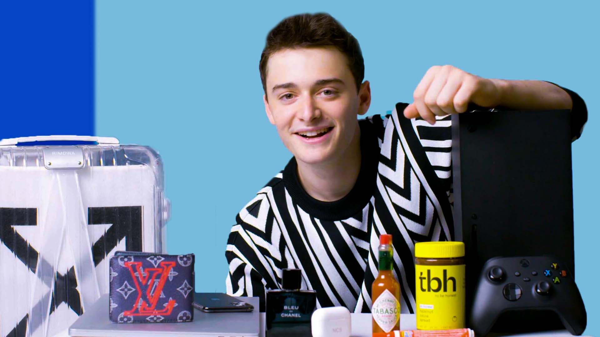 Ritaglio Di Cartone Di Noah Schnapp (Stranger Things) – Formato Mini (60,5 Cm) – Sagoma Da Collezione, Stampa HD, Fatta In Europa, Con Ologramma Di Autenticità