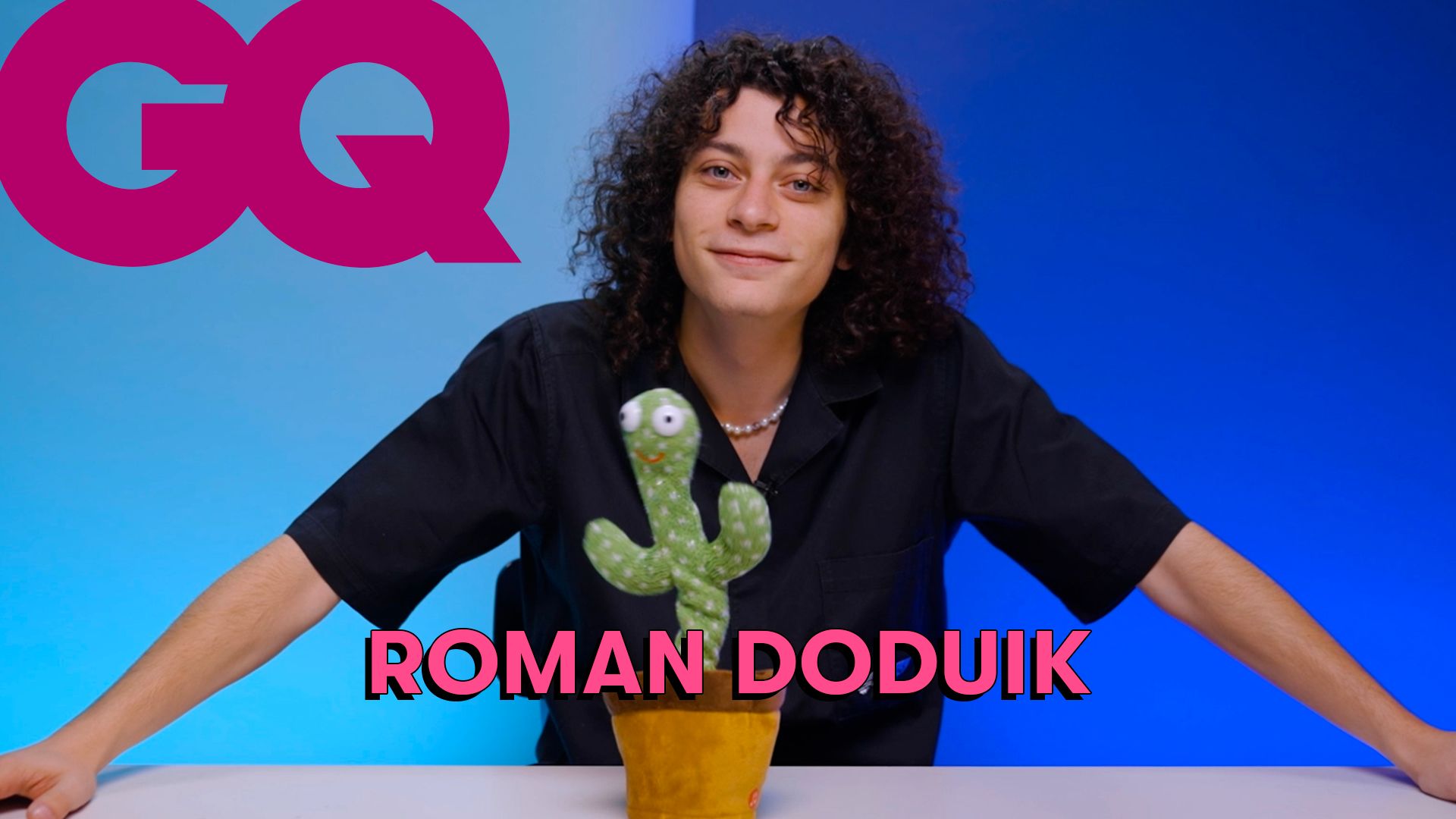 Voir Les 10 Essentiels de Roman Doduik (ukulélé, micro et cactus