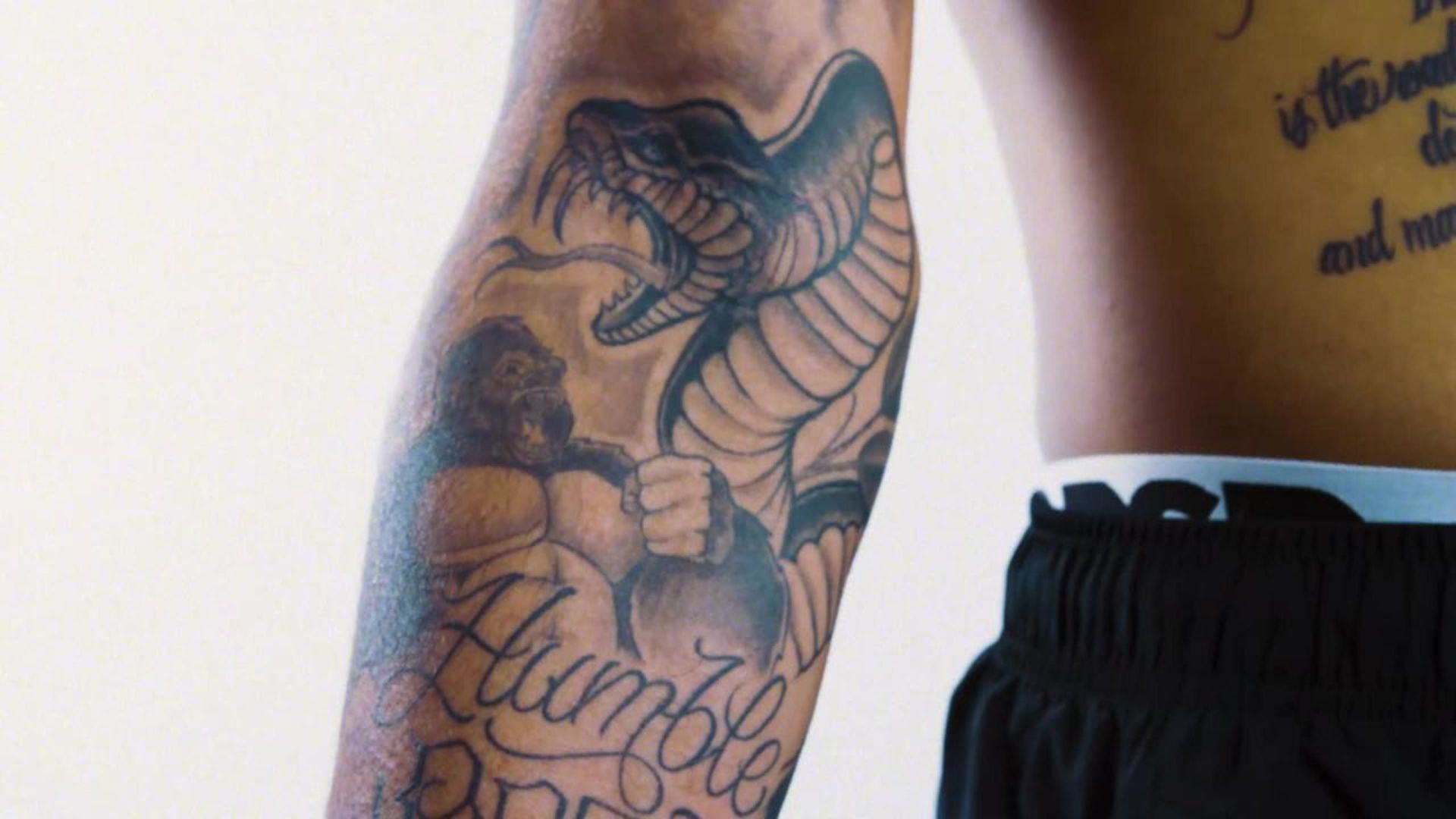 Santa Fe Klan nos explica el significado de sus tatuajes | Tattoo Tour | GQ  México y Latinoamérica - YouTube