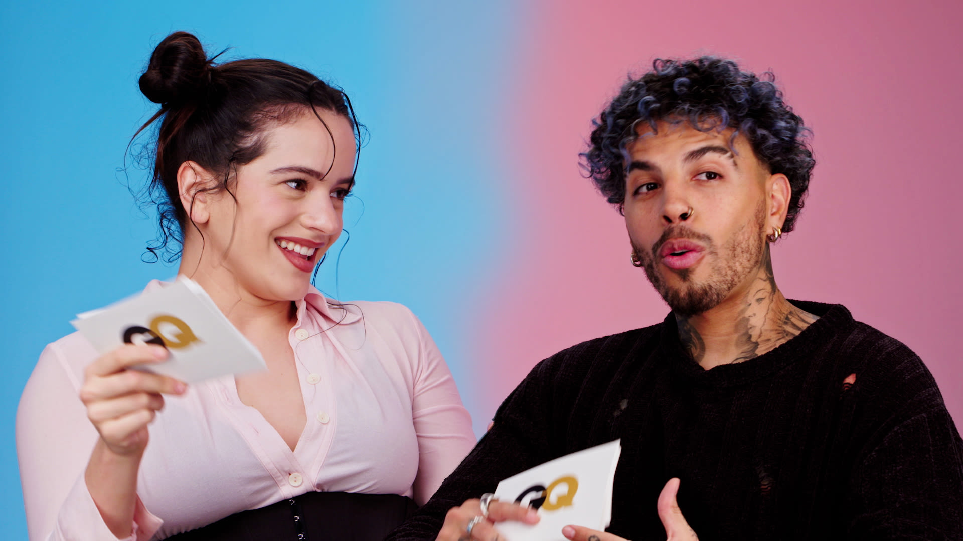 Watch Rosalía y Rauw Alejandro cómo se comprometieron, su primer beso