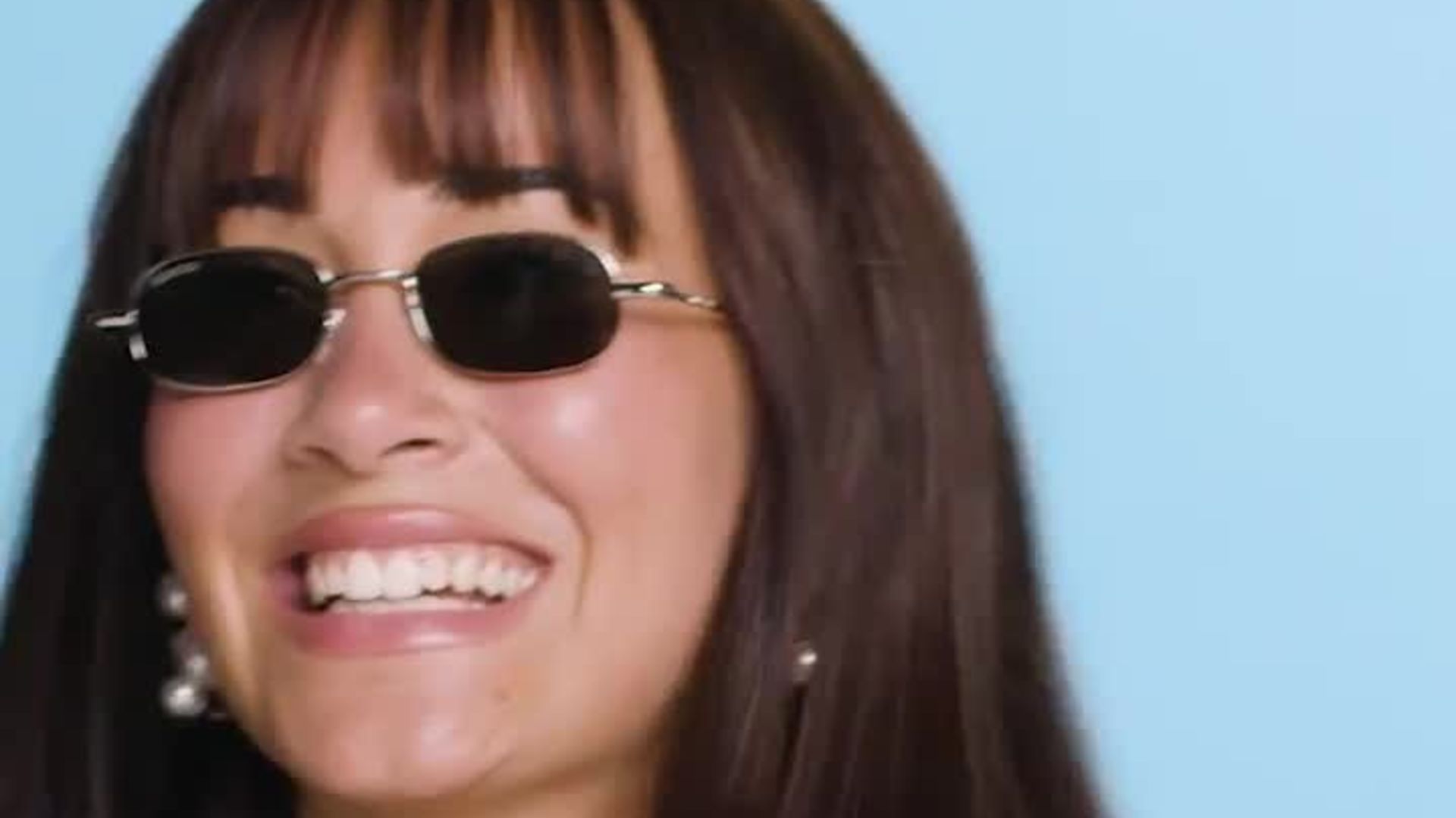 Aitana con gafas shop