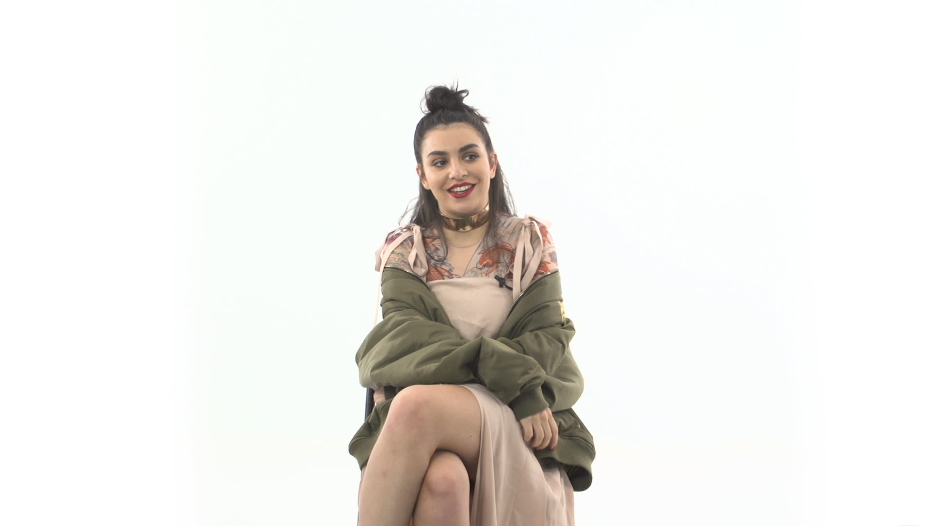 X Xcx Video - Watch Charli XCX Rates Virtual Reality, the Coffin Emoji and Pitchfork |  Over/Under | Pitchfork