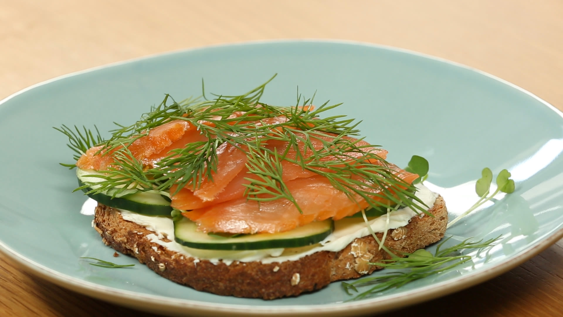 how to eat smoked salmon for breakfast