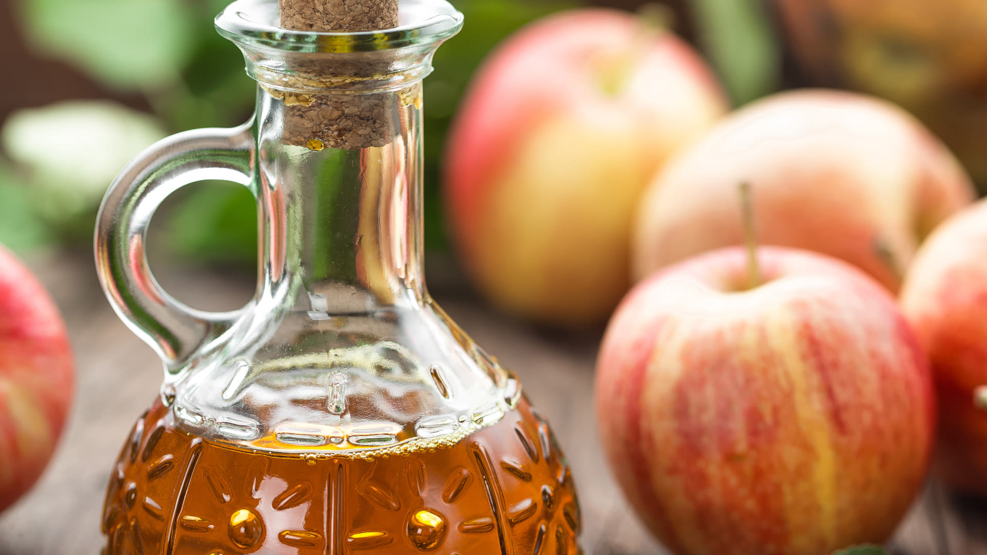 Как пить яблочный уксус берг. Apple сидр Vinegar что это. Уксус Apple Cider Vinegar. Apple Cider Vinegar. Яблочный уксус.