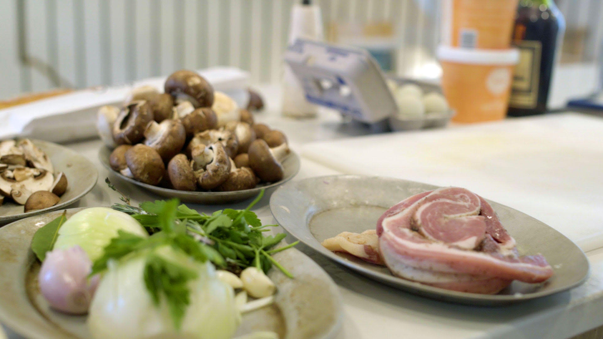 Watch Poaching an Egg in Red Wine, the French Way | The New Yorker