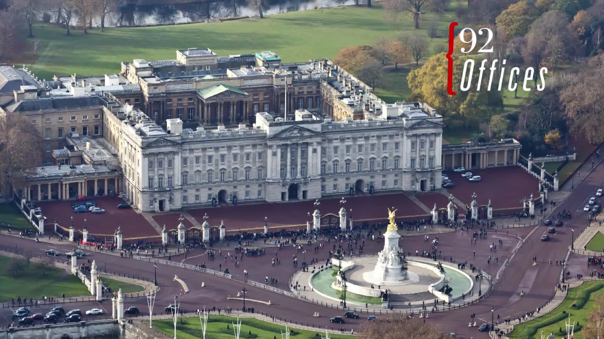 Букингемский дворец фото сверху Watch Queen Elizabeth's Most Insane Job Perks Vanity Fair