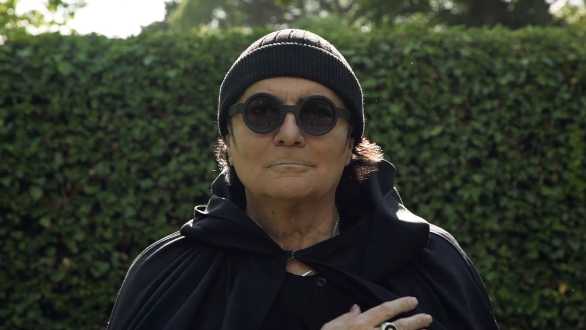 Watch La videopreghiera di Renato Zero | Vanity Fair Italia