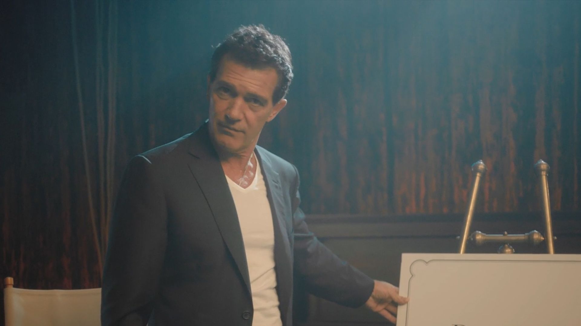 Watch Antonio Banderas traduce al español Vanity Fair