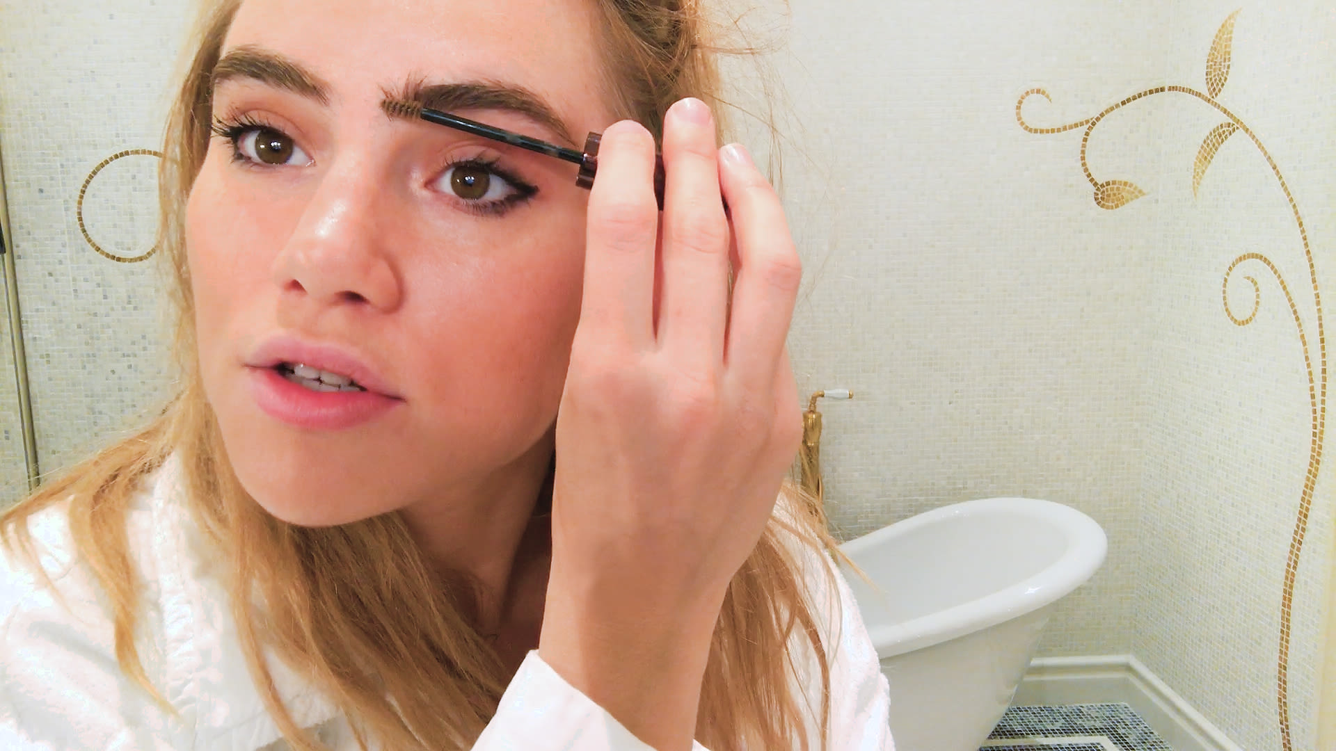 Watch Suki Waterhouse's Easy Cat Eye | Beauty Secrets | Beauty Secrets |  Vogue