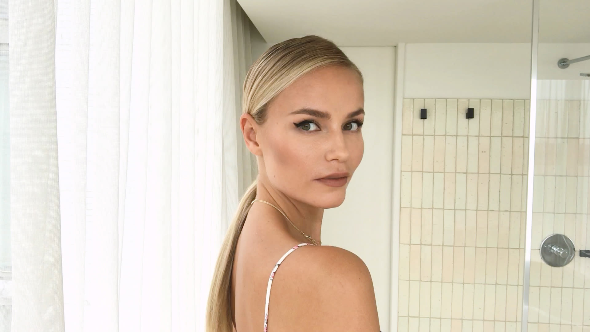 Watch Watch Model Natasha Poly Get the Perfect Cat-Eye in 3 Easy Steps Beauty Secrets Vogue picture