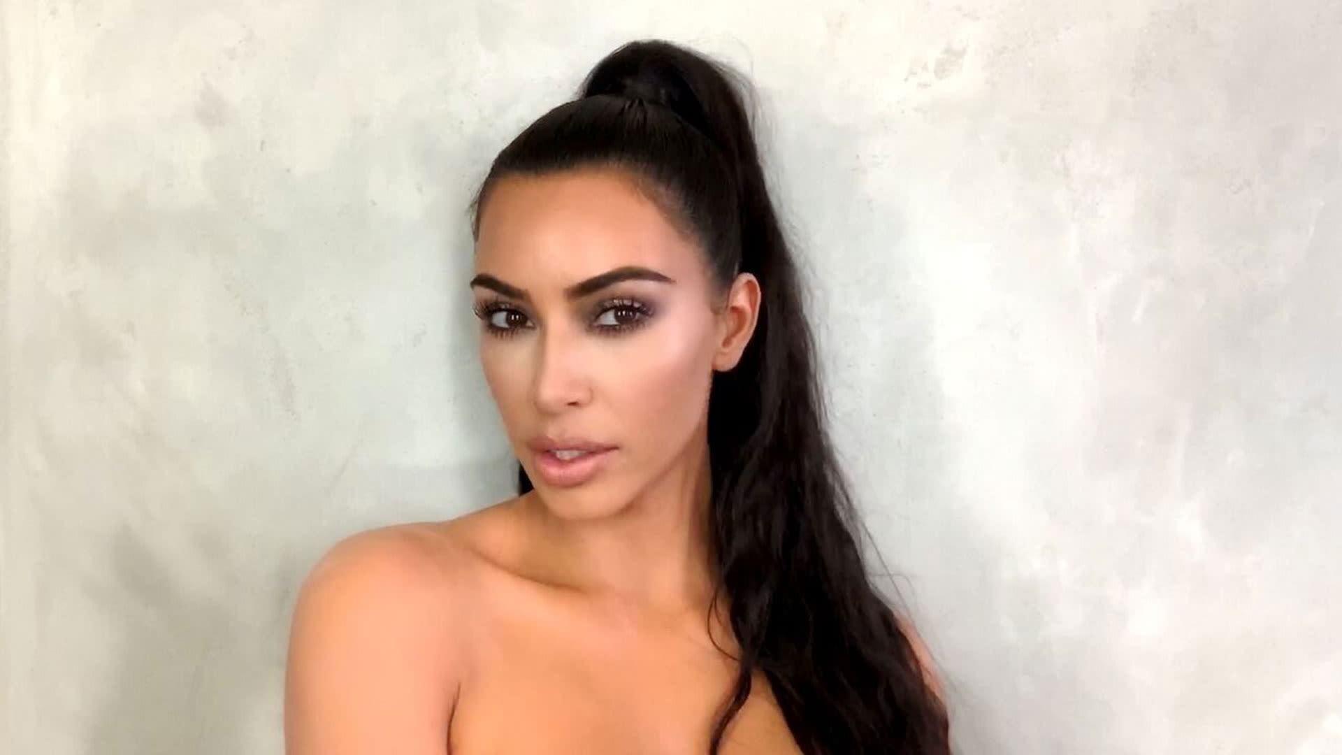 lejesoldat lufthavn Rød Watch Watch Kim Kardashian West's Guide to Viral Holiday Glam | Beauty  Secrets | Vogue