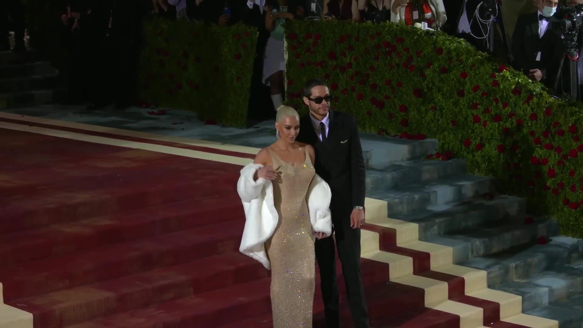 Met gala hotsell red carpet vogue