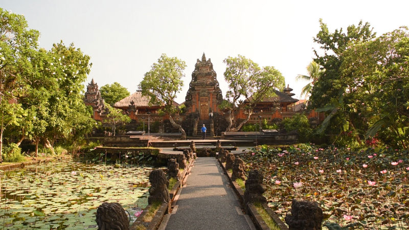 Watch On Set With Vogue Inside The Exotic Mandapa Reserve In Ubud Bali Vogue Video Cne Vogue Com Vogue
