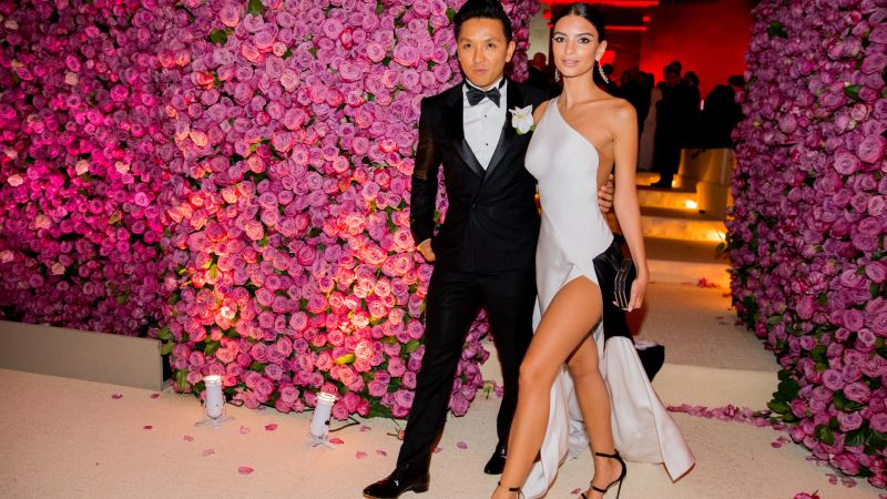 Watch Met Gala Emily Ratajkowski Explains Her Met Gala Gown Vogue Video Cne Vogue Com Vogue