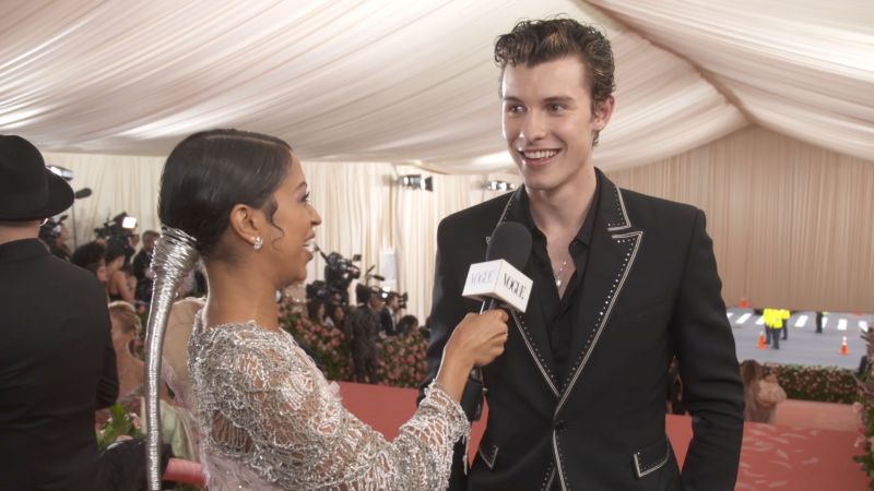 Watch Met Gala Shawn Mendes On His Gold Streaked Hair For The Met Gala Vogue Video Cne Vogue Com