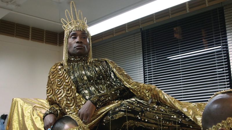 Watch Billy Porter Drip Himself In Gold For His Sun God Met Gala Look Watch Billy Porter Drip Himself In Gold For His Sun God Met Gala Look