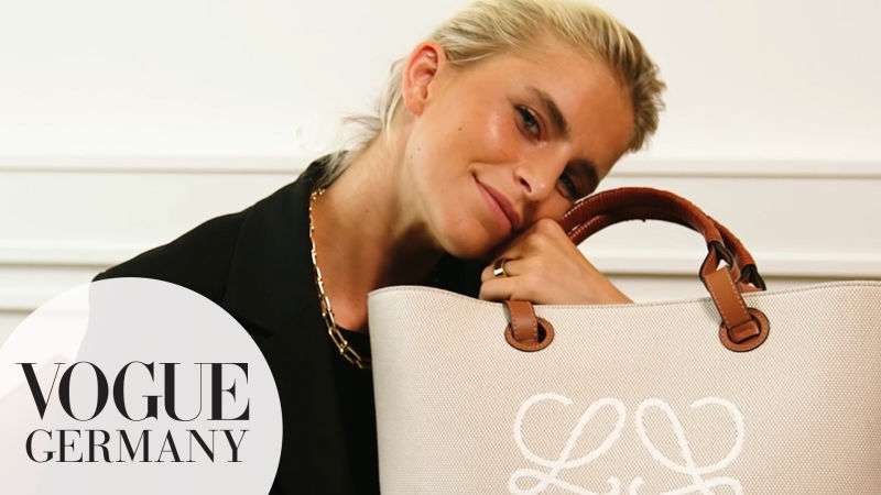 Caro Daur offnet ihre Handtasche mit To go Becher Schlaf Tracker In The Bag VOGUE Germany